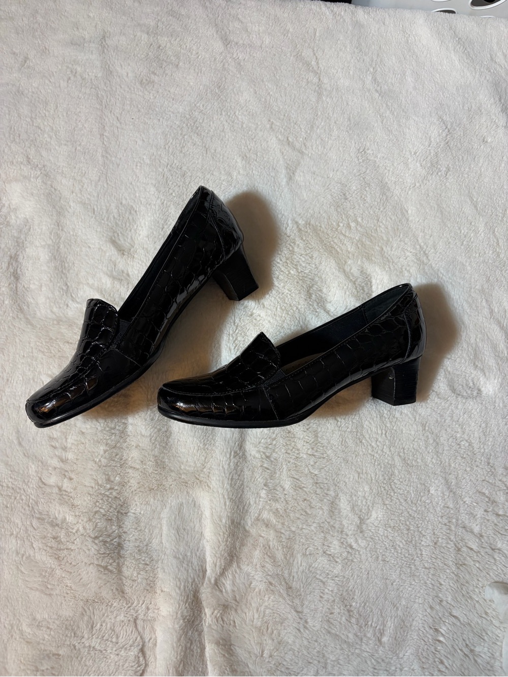 Trotters Black Croc-Embossed Low Block Heel Loafers